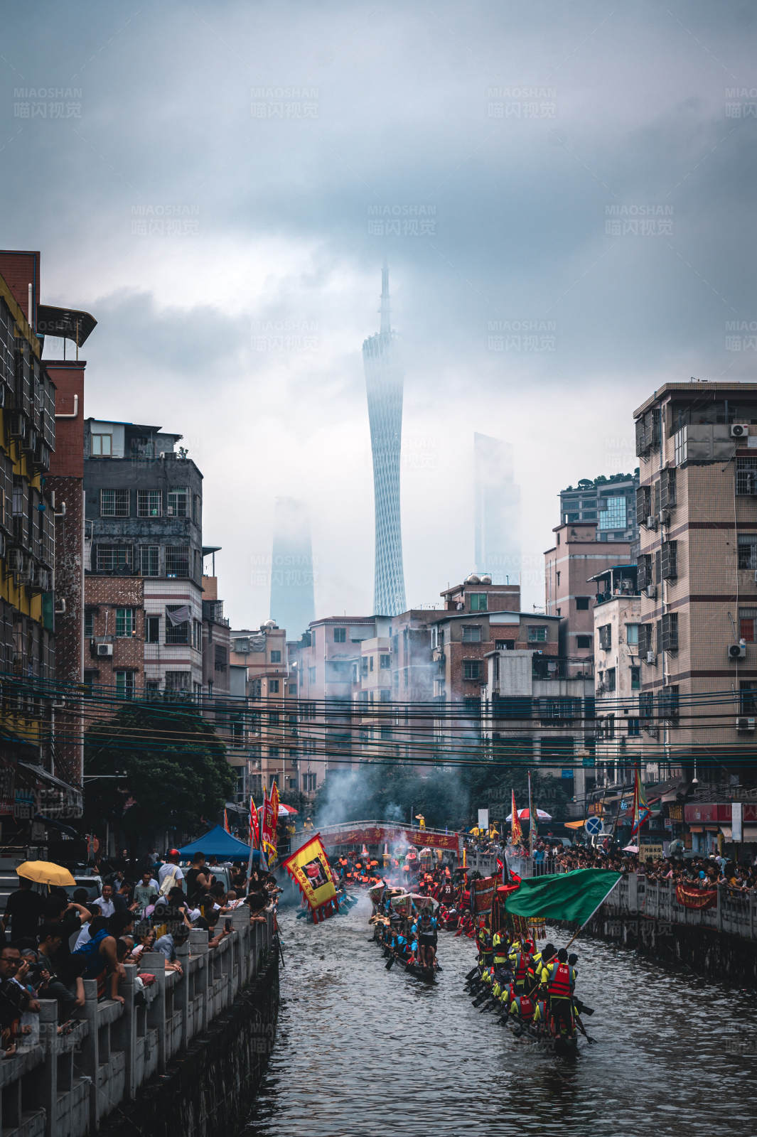 龙舟竞渡闹市河图片