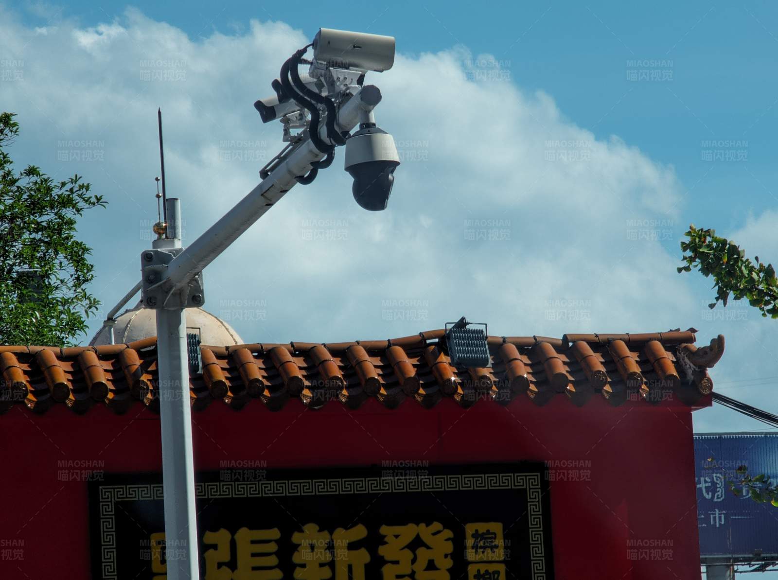 监控摄像头与传统建筑图片