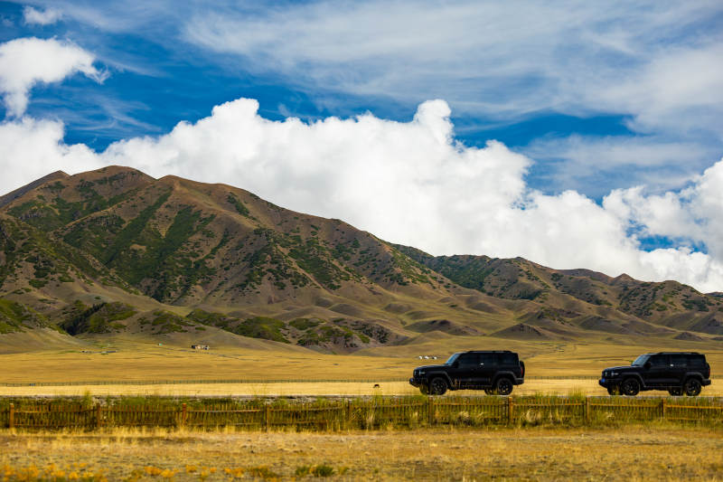 越野车穿越草原山地图片