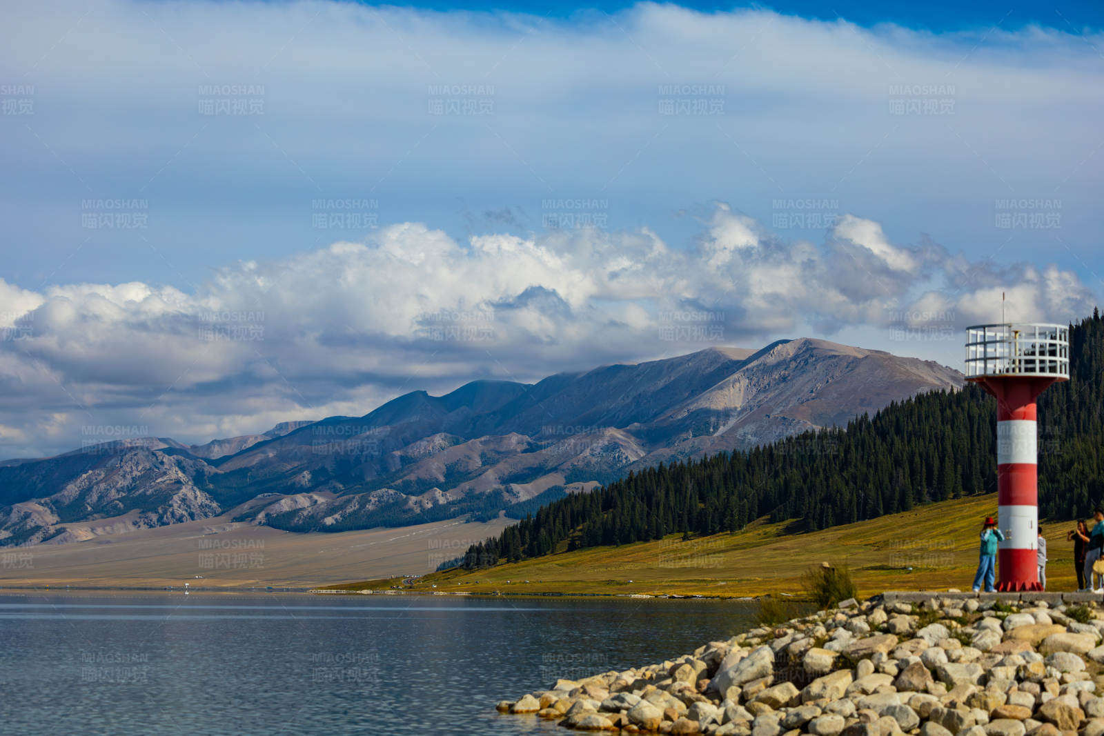 湖畔灯塔与远山图片