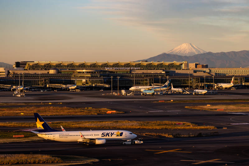 机场夕阳与富士山图片