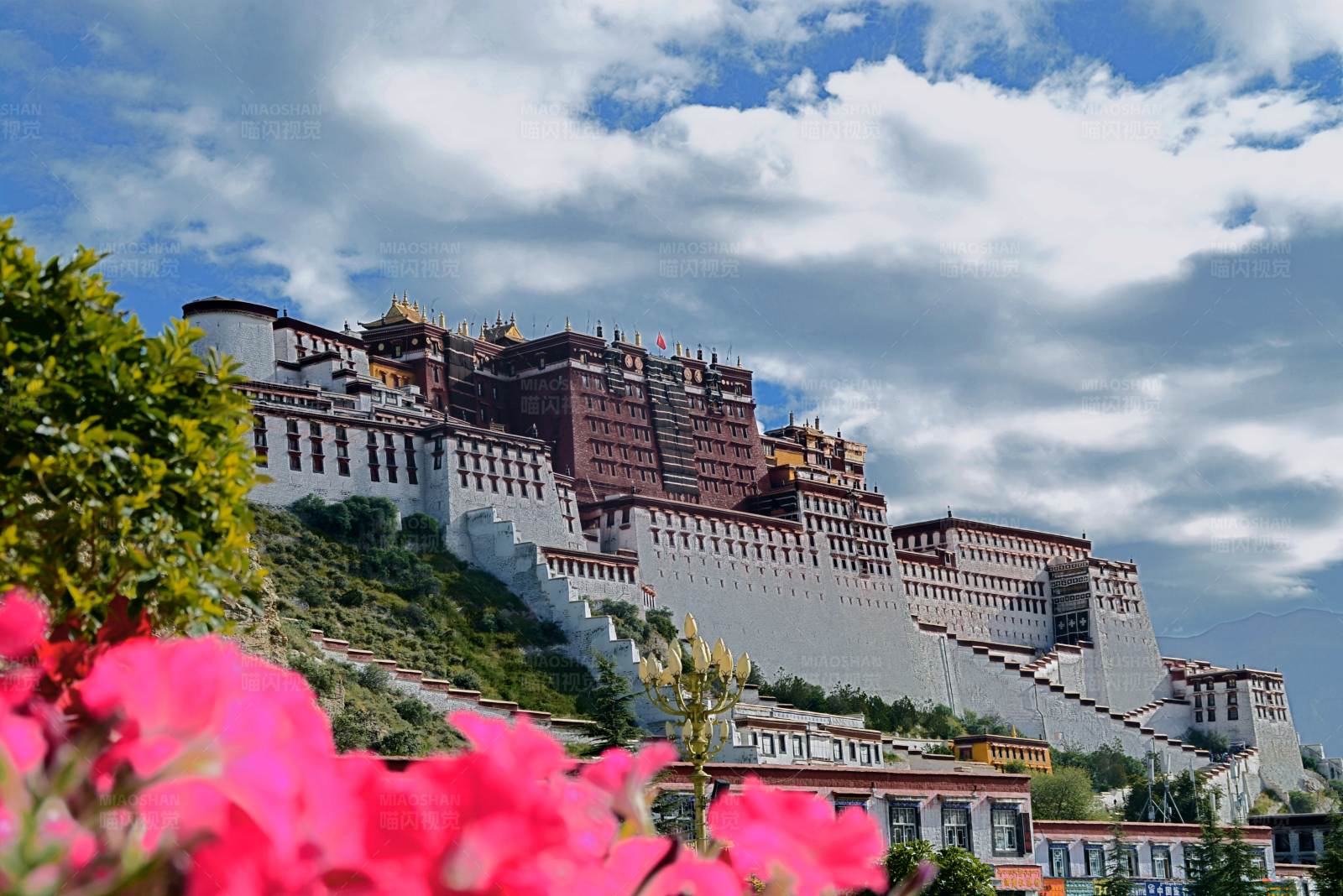 布达拉宫的壮丽景色图片