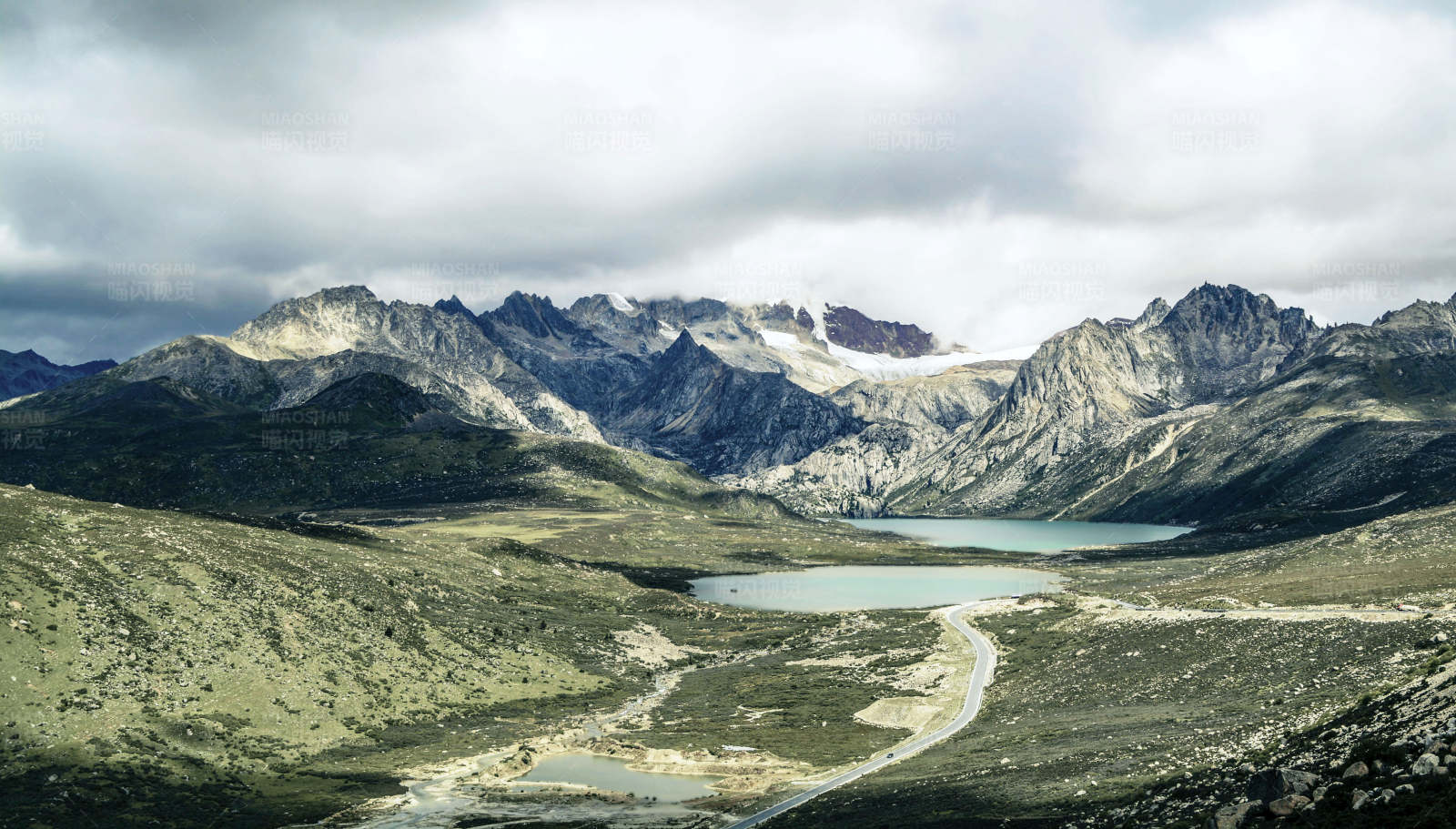 高山湖泊与蜿蜒道路图片