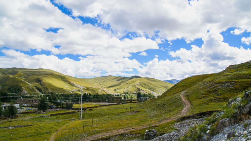 高原上的蜿蜒小路图片