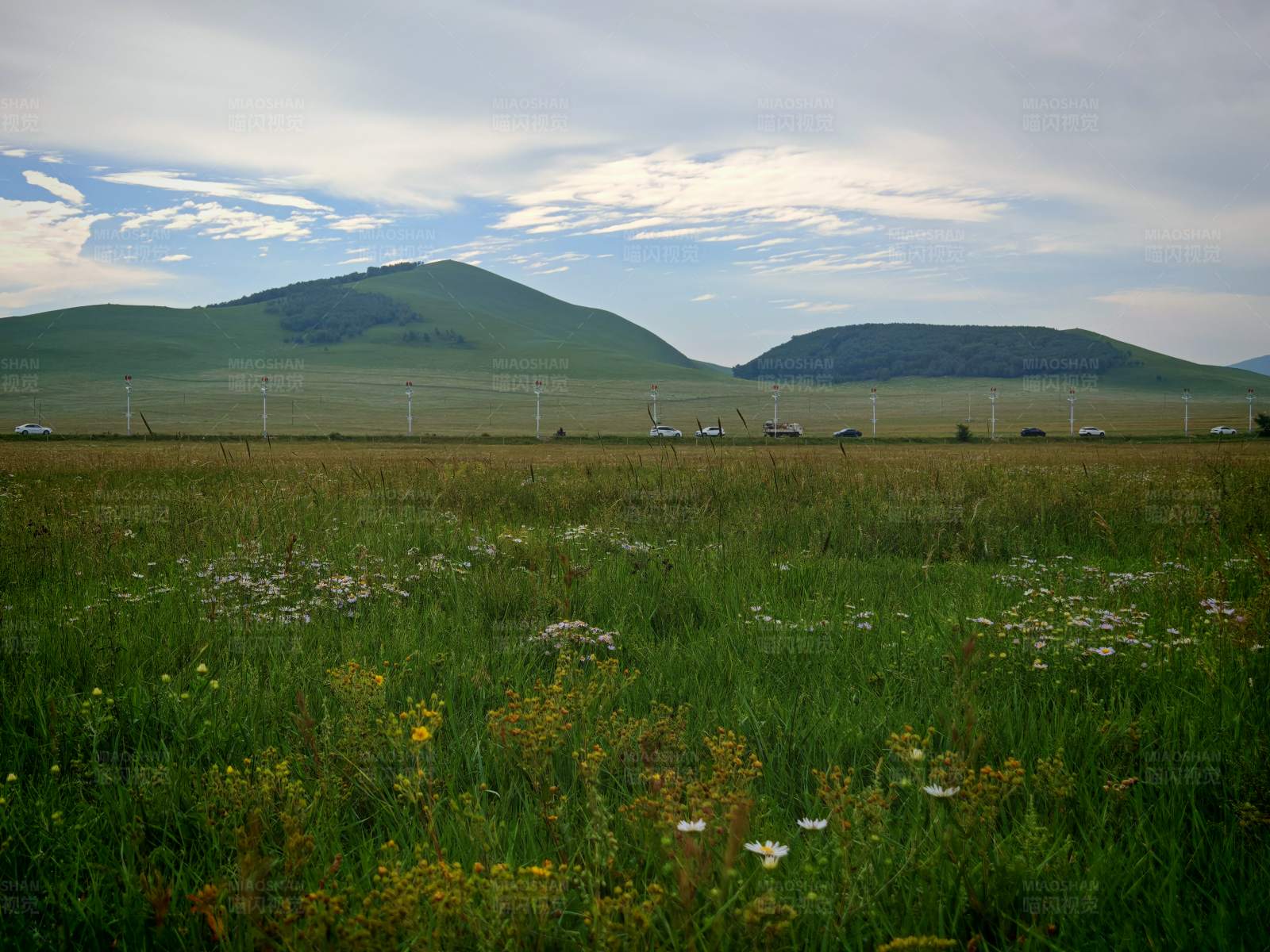 草原风车与远山图片