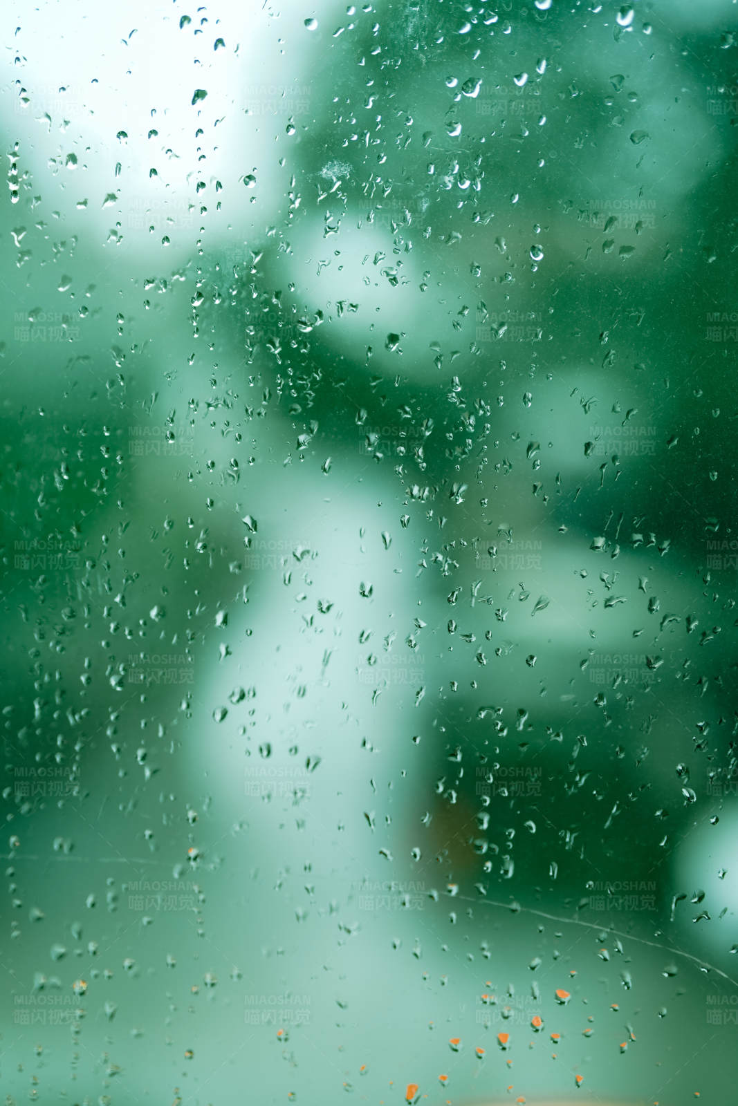 雨滴落在玻璃上图片