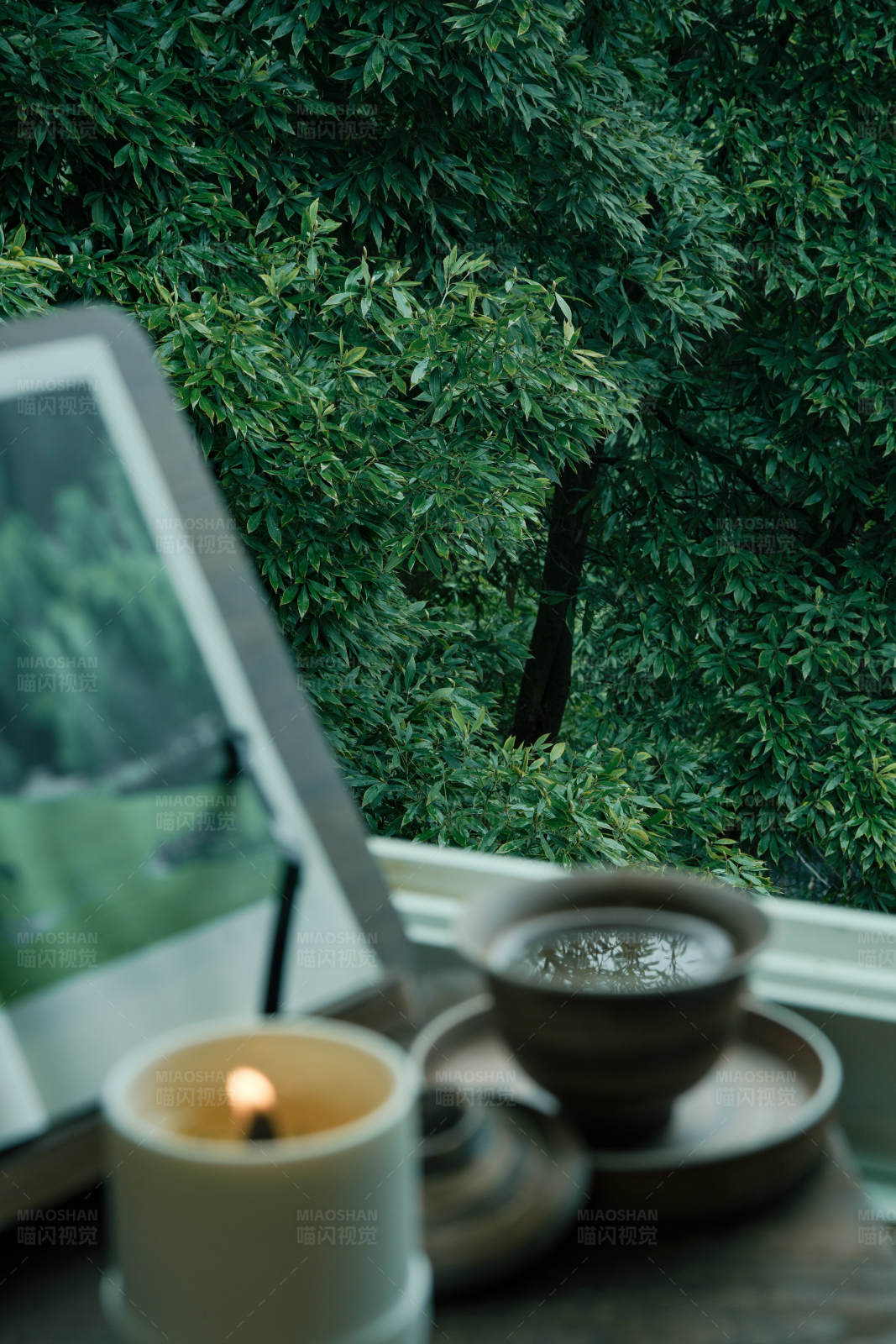 窗边茶香与烛光图片