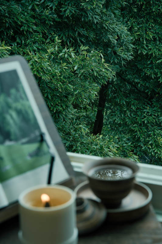 窗边茶香与烛光图片