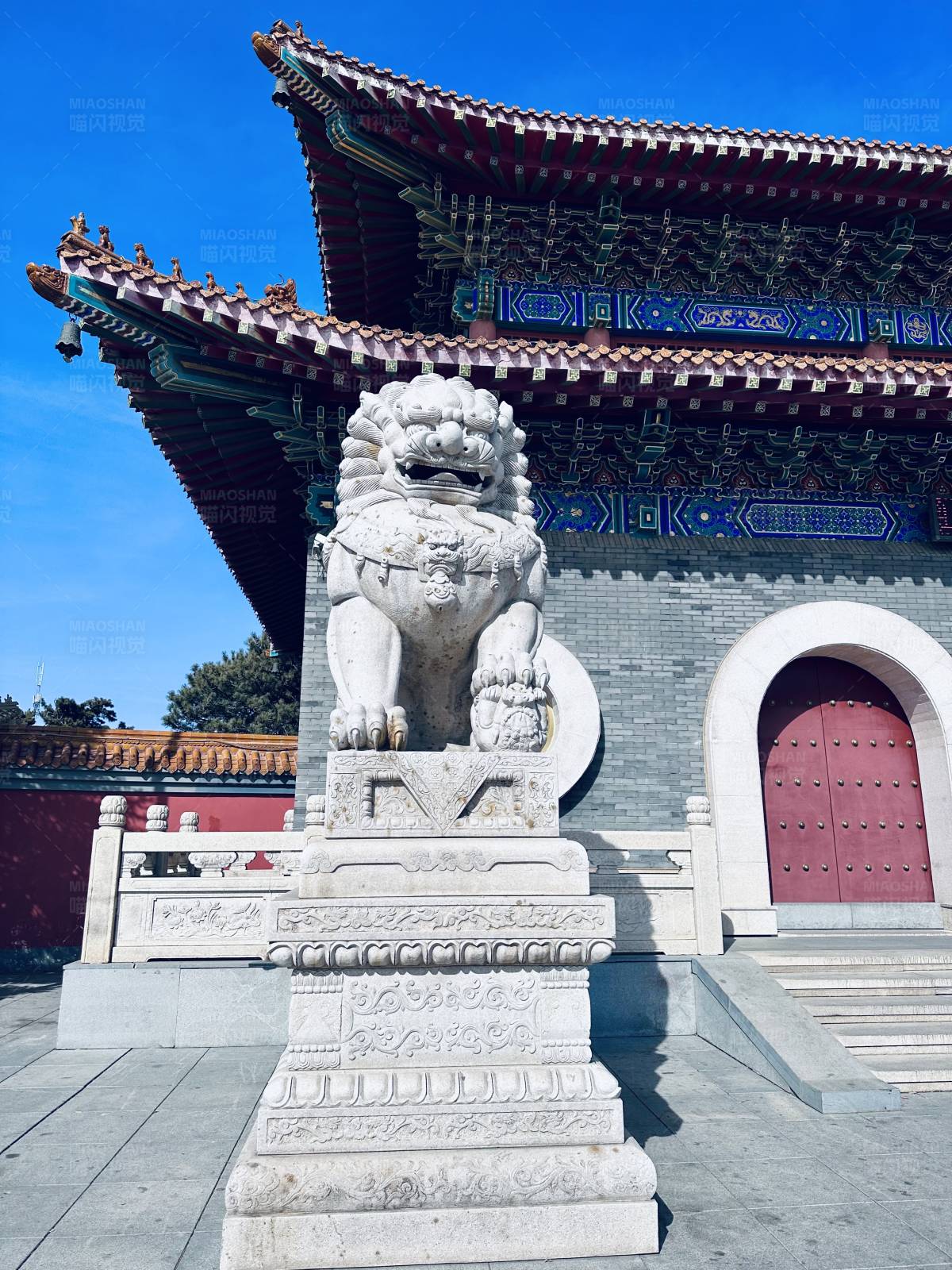 石狮守卫的古建筑图片