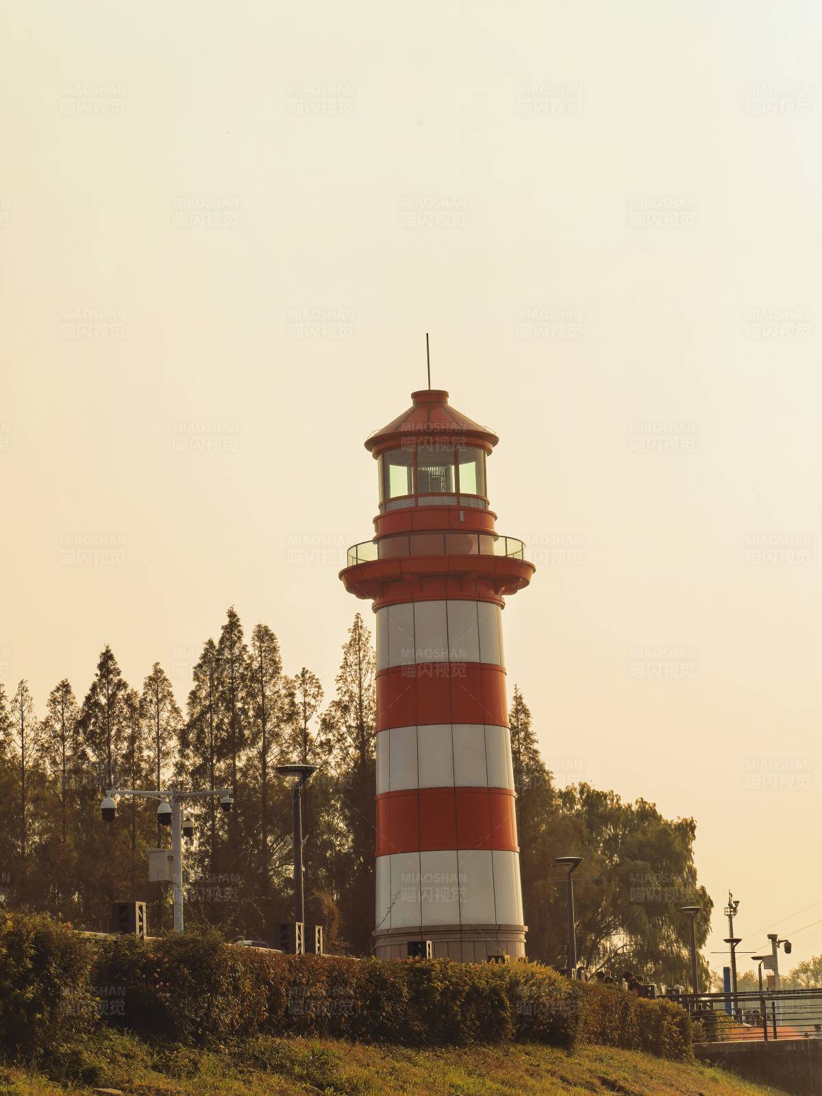 夕阳下的红白灯塔图片