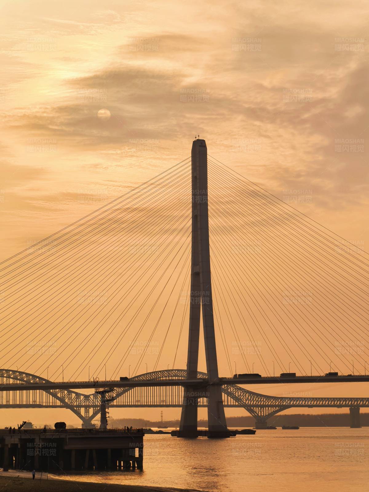 南京夕阳下的大桥剪影图片