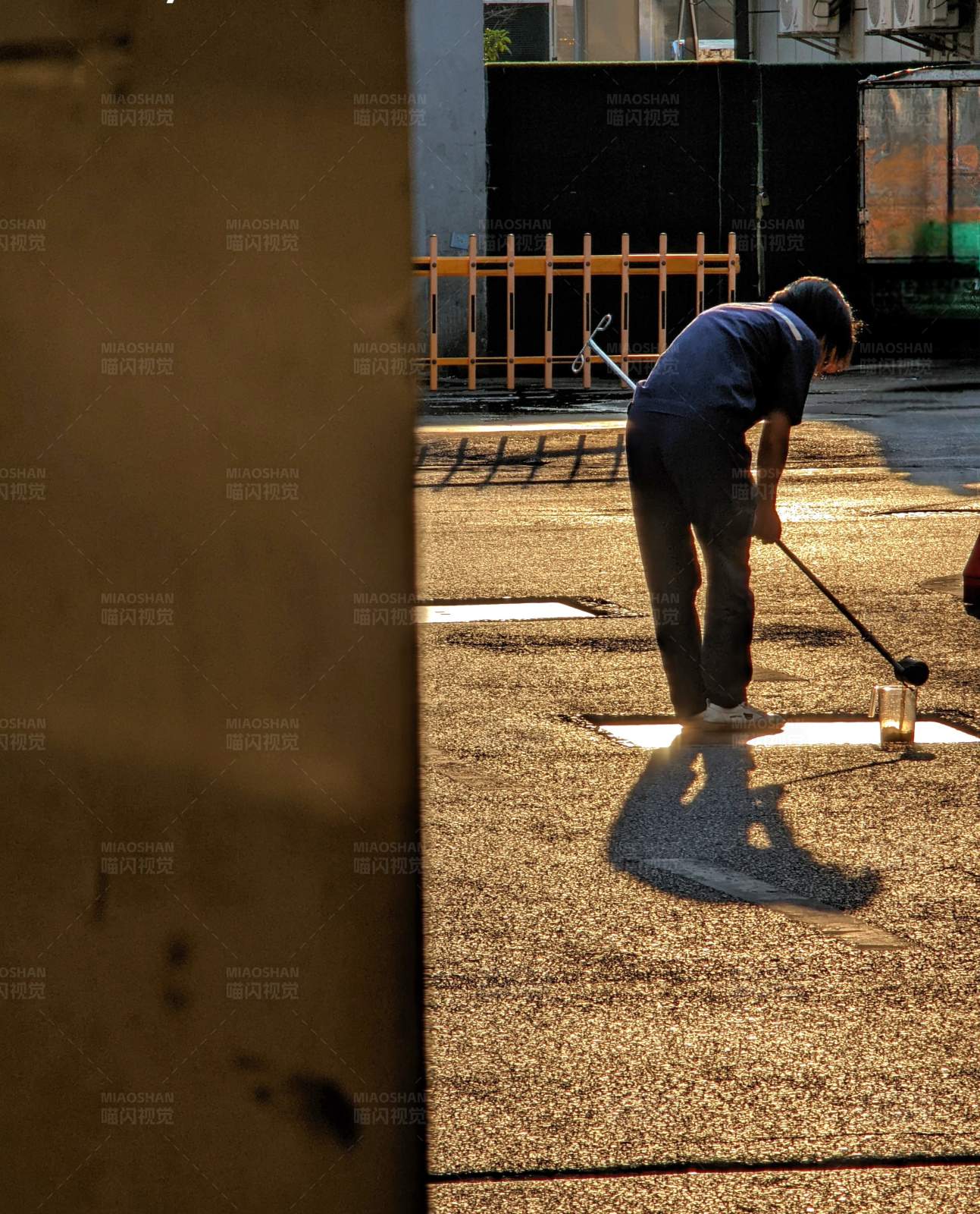 夕阳下的清洁工图片