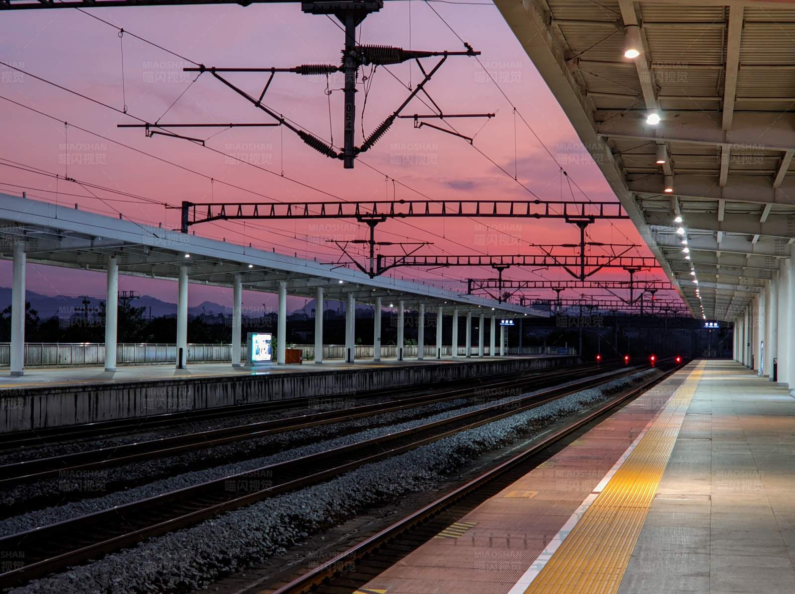 黄昏时分的火车站图片