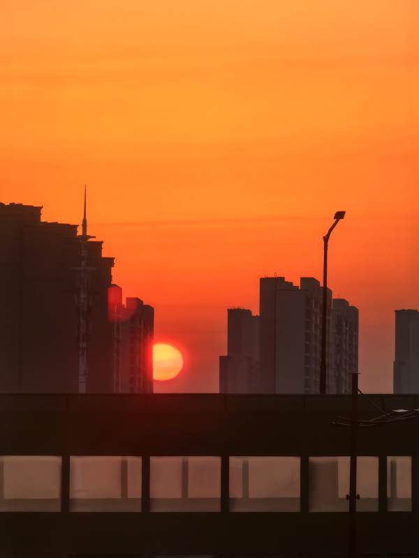 城市剪影日出图片