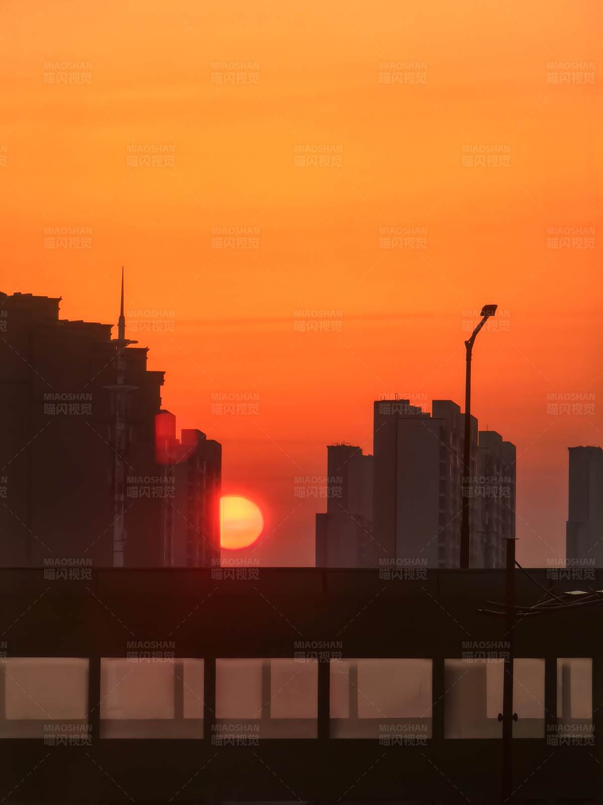 城市剪影日出图片