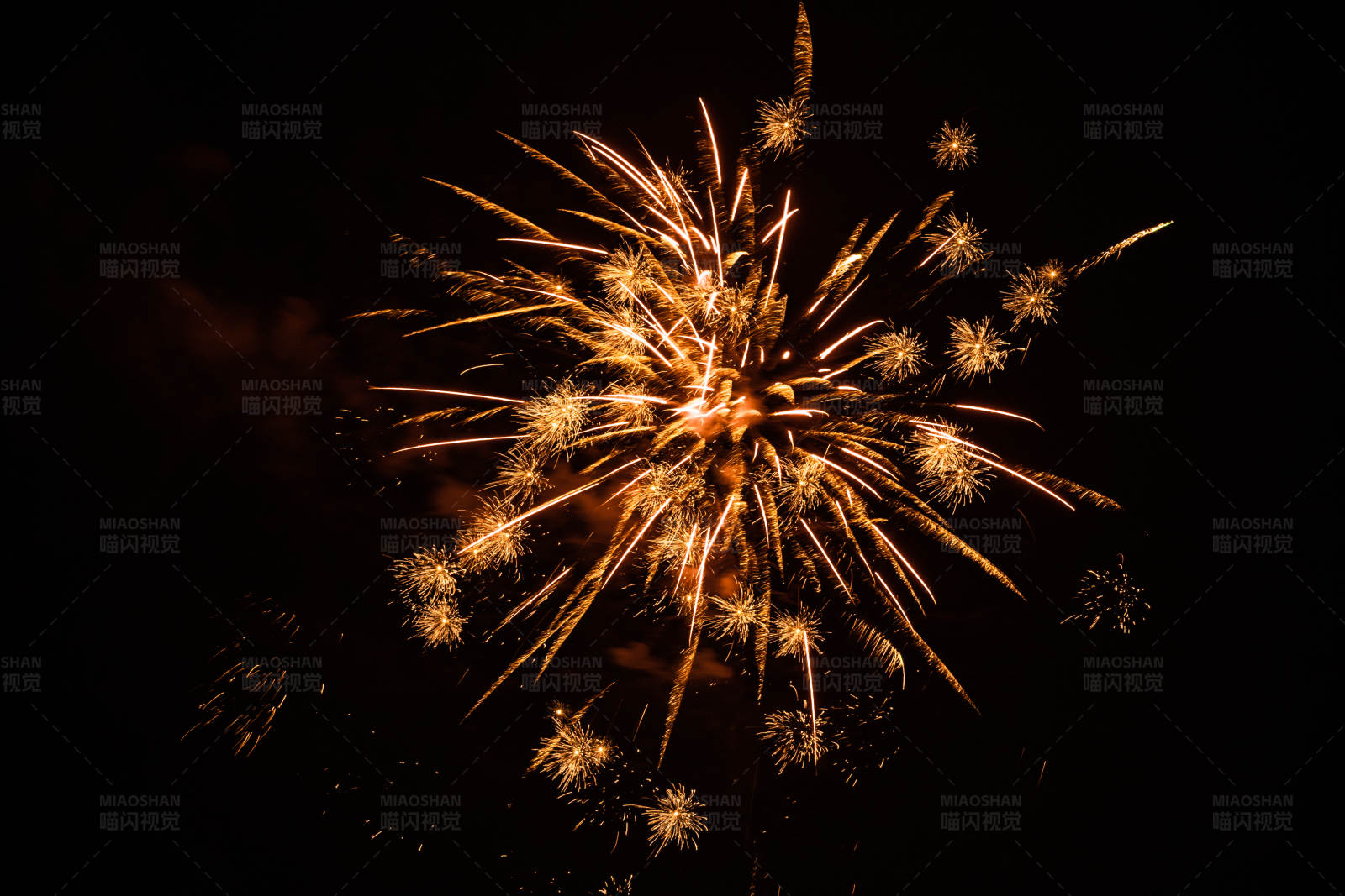 夜空中绽放的金色烟花图片