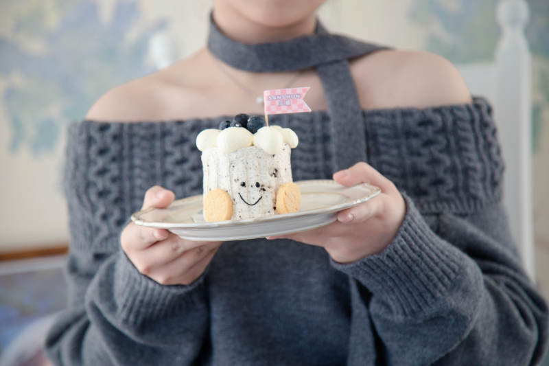 手捧微笑蛋糕庆祝时刻图片