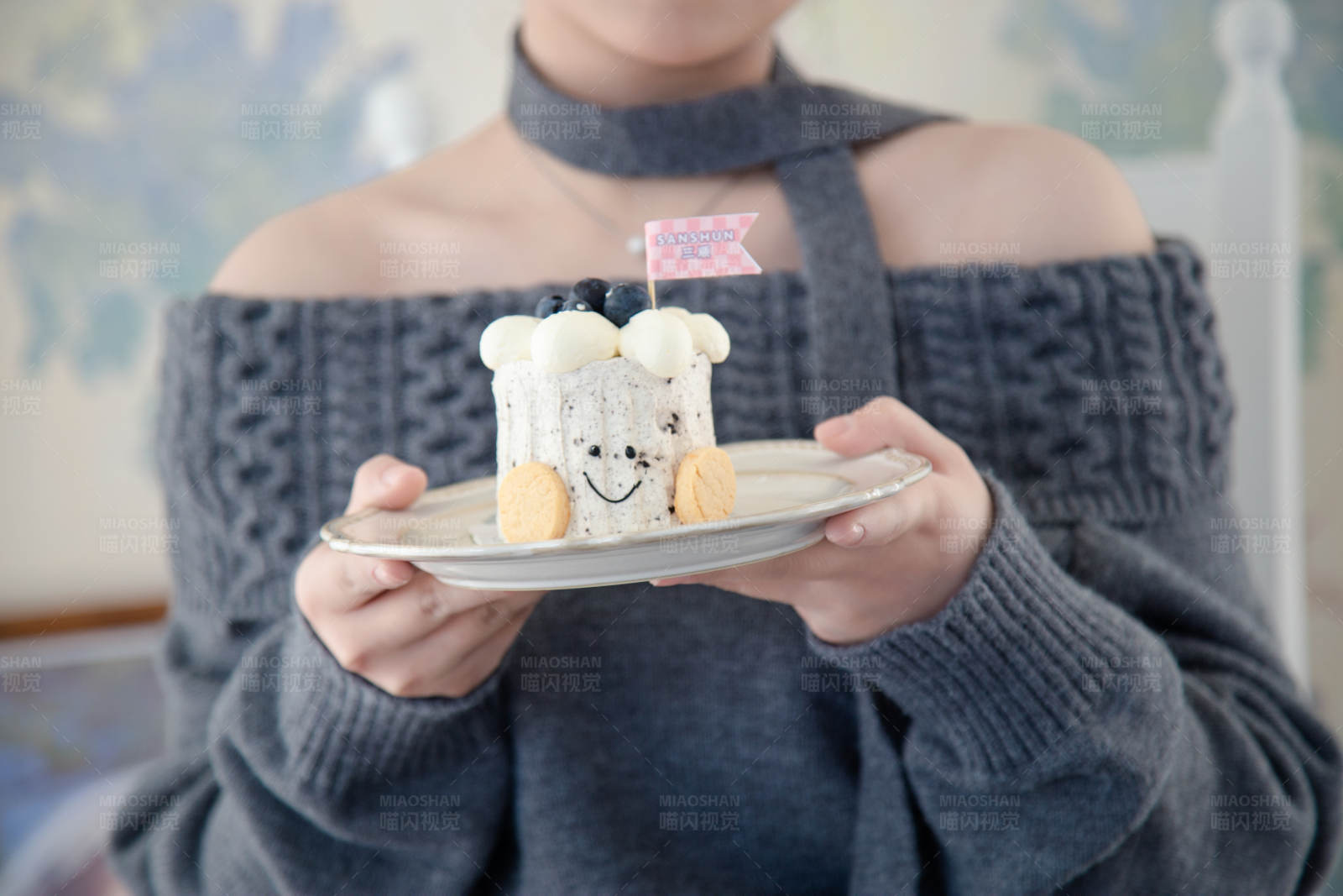手捧微笑蛋糕庆祝时刻图片