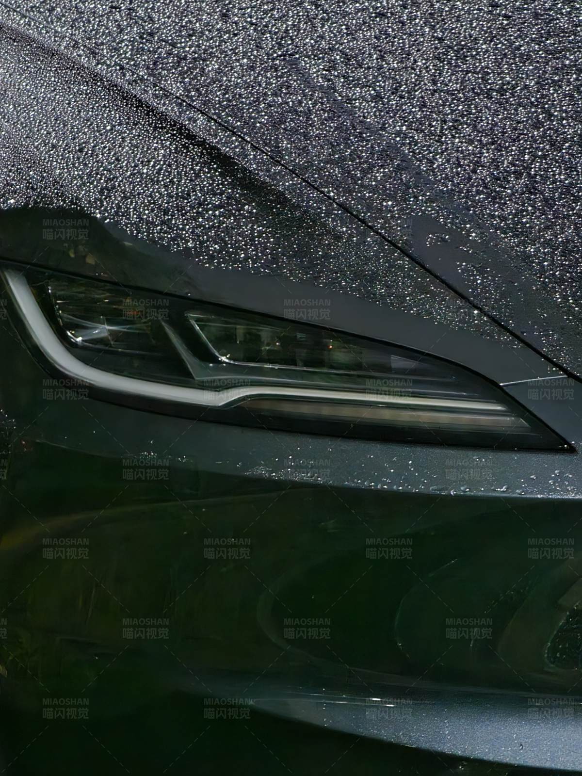 雨后车灯特写图片