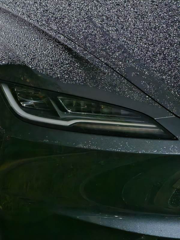 雨后车灯特写图片