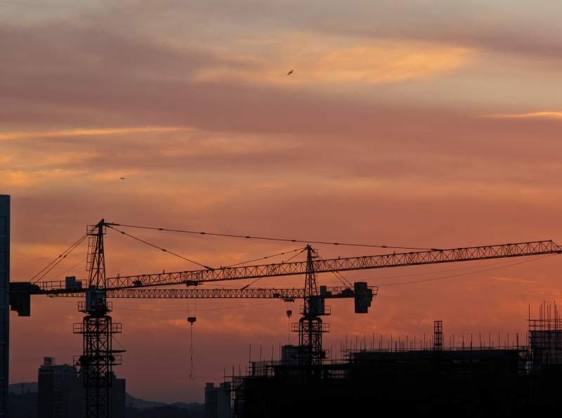 夕阳下的建筑工地图片