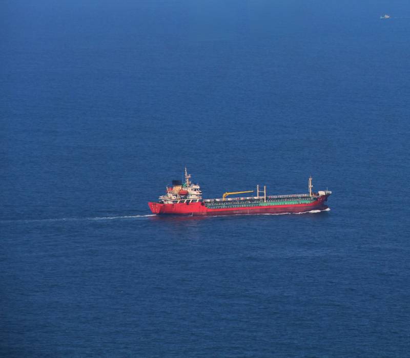 红船航行在蓝色海洋图片