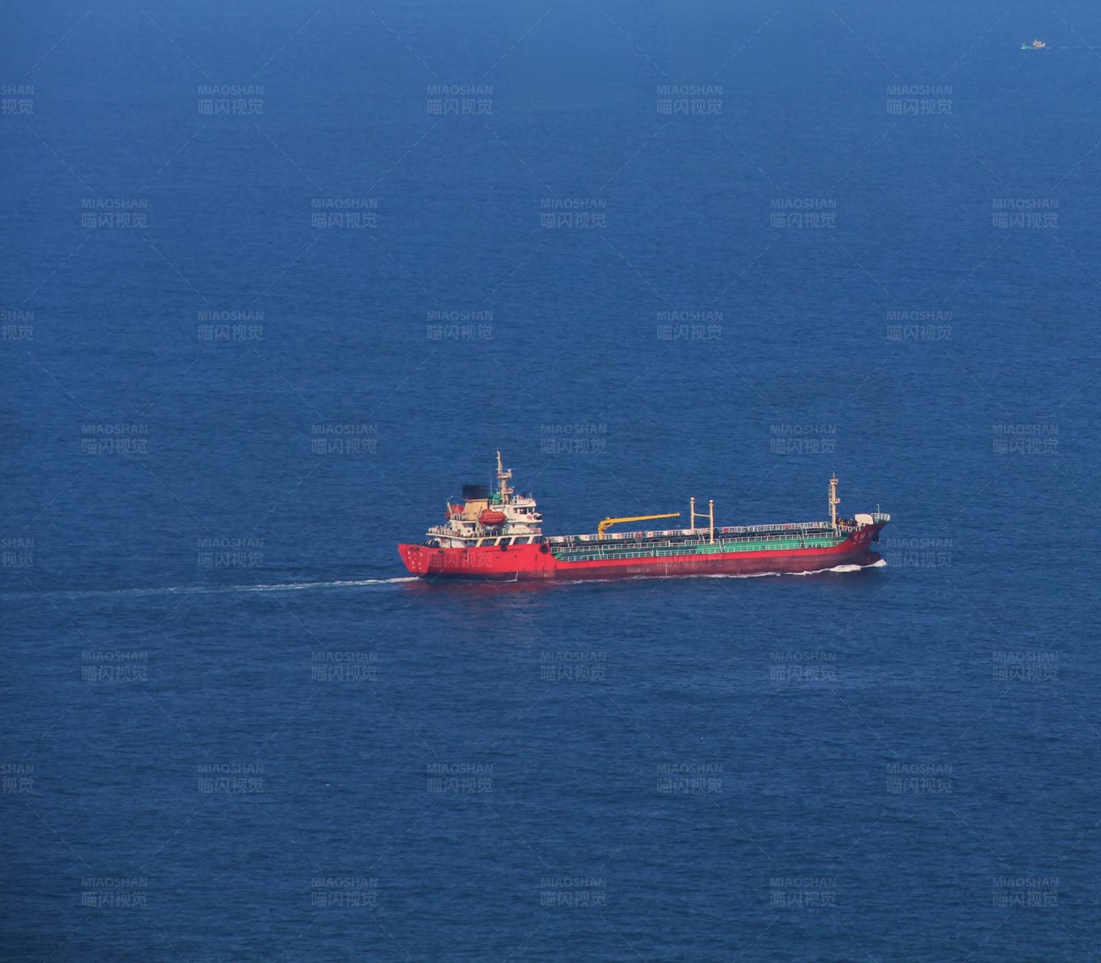 红船航行在蓝色海洋图片