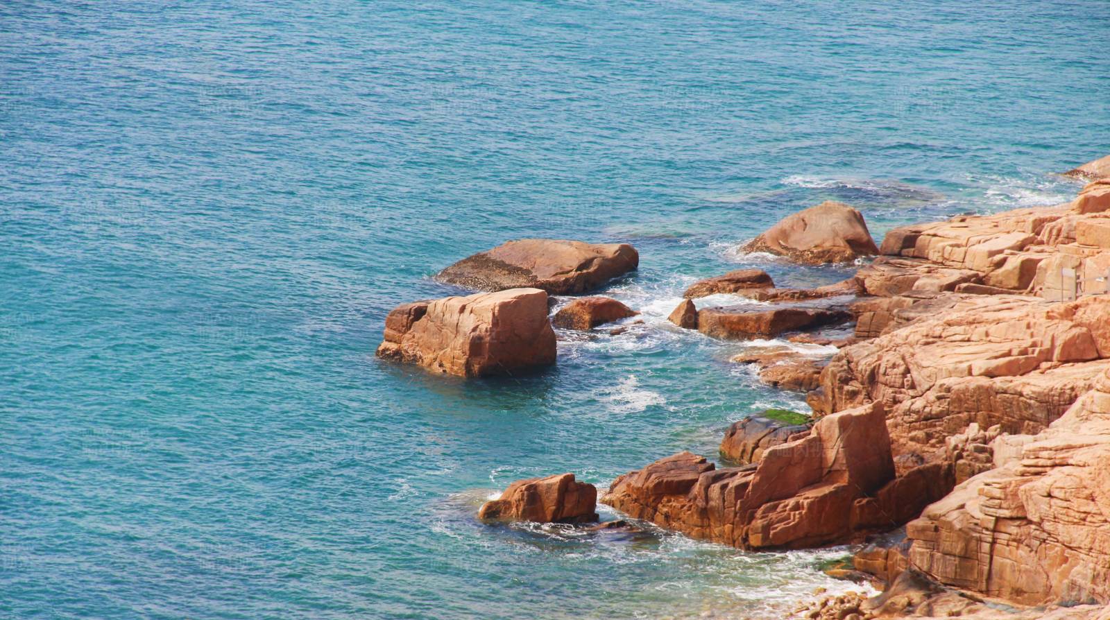 岩石海岸与碧海图片