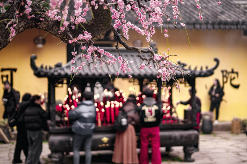 寺庙春日祈福场景图片