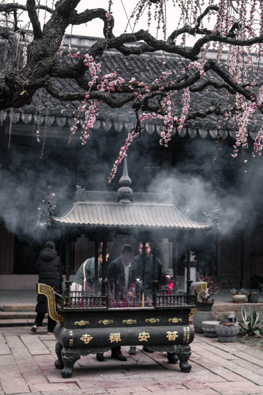 寺庙香火与梅花图片