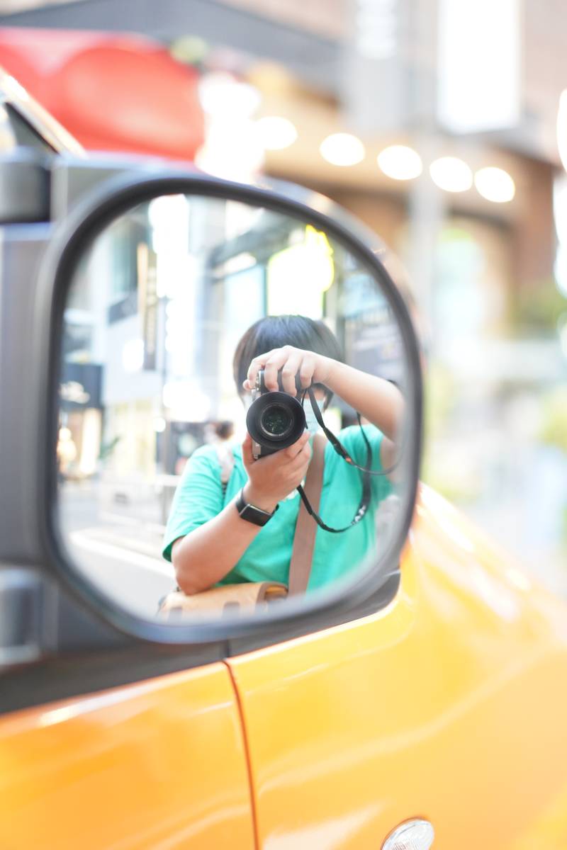 镜中自拍的瞬间图片