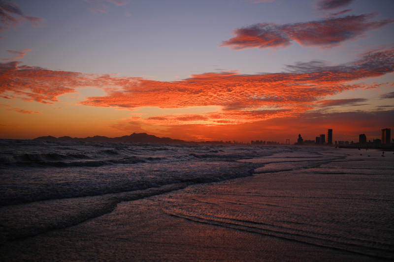 海滩上的美丽日落图片