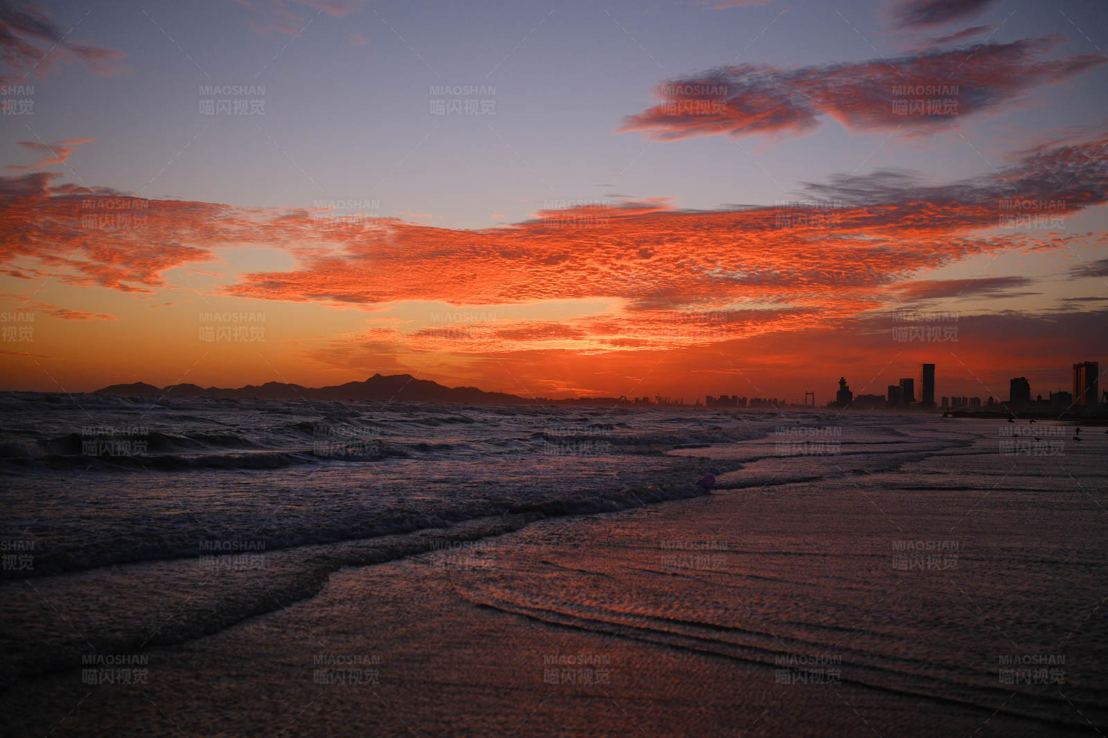海滩上的美丽日落图片