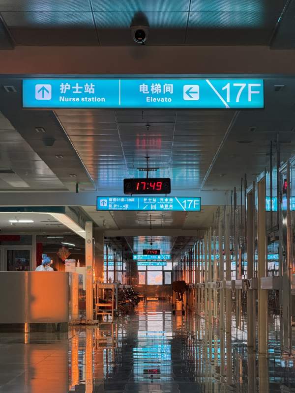 医院楼电梯口图片