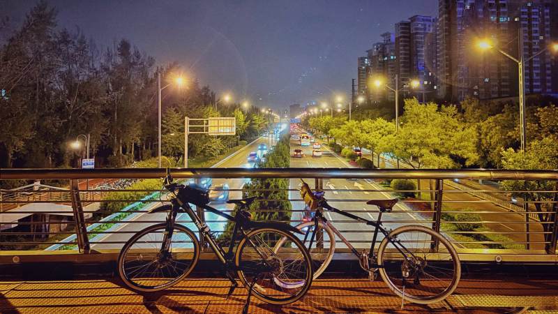 夜色下的城市骑行图片