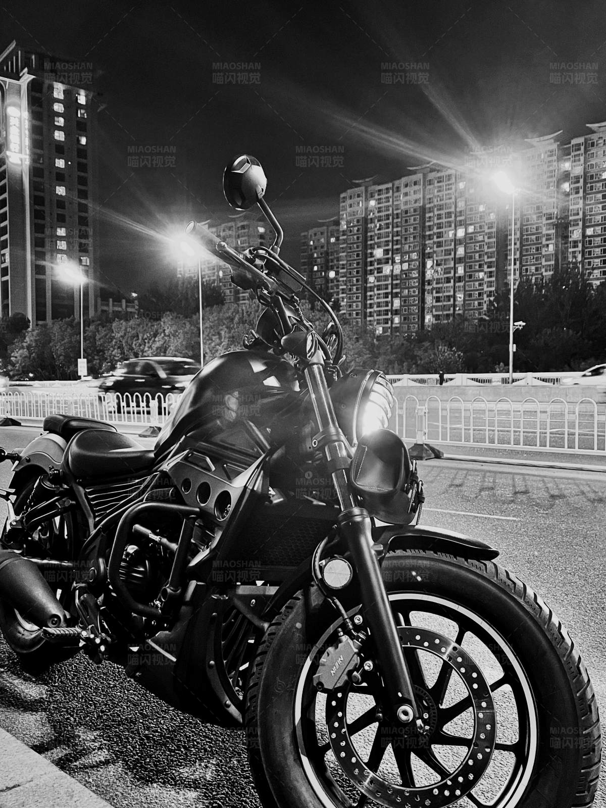 夜色中的摩托车图片