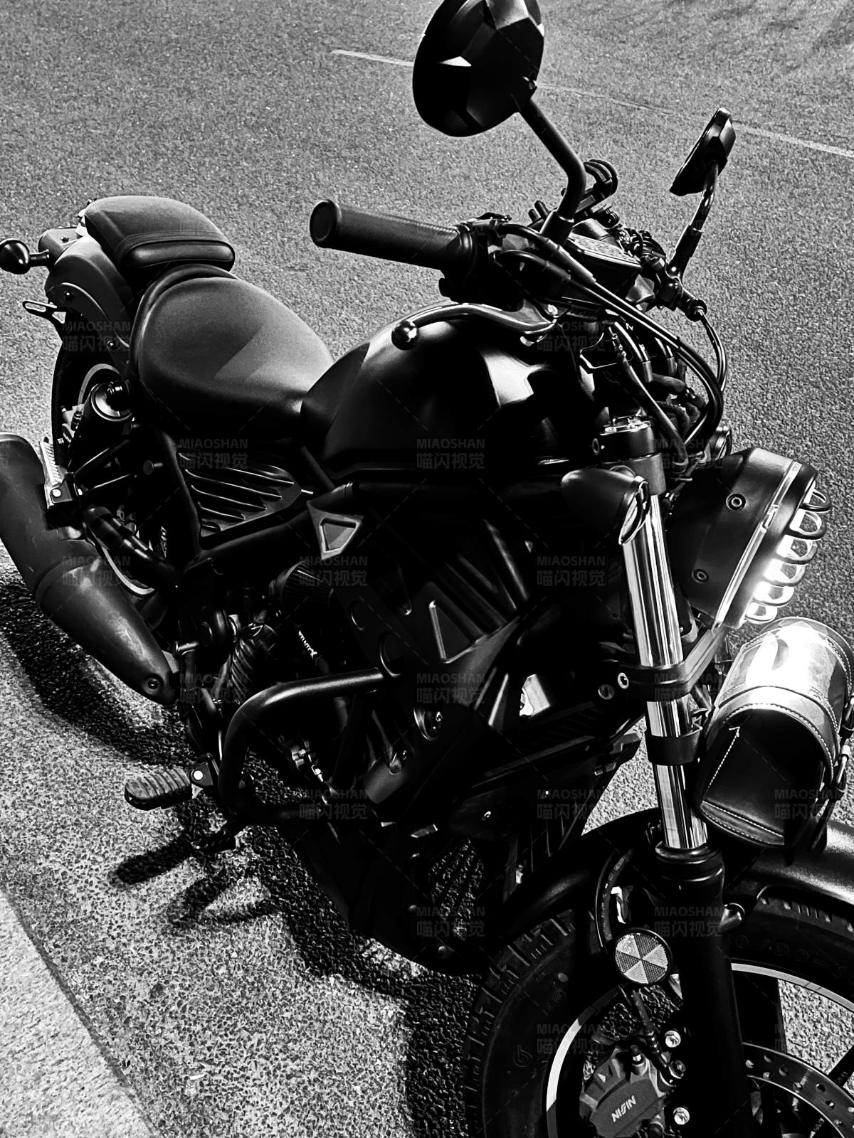 黑色机车的街头特写图片