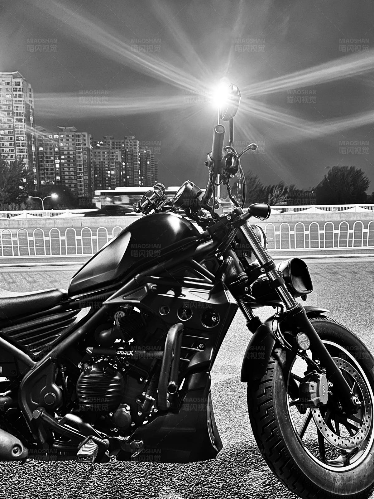 城市夜色中的摩托车图片