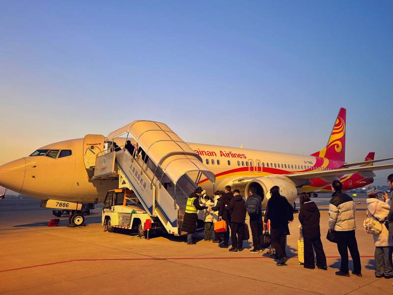 登机时刻 乘客排队上飞机图片