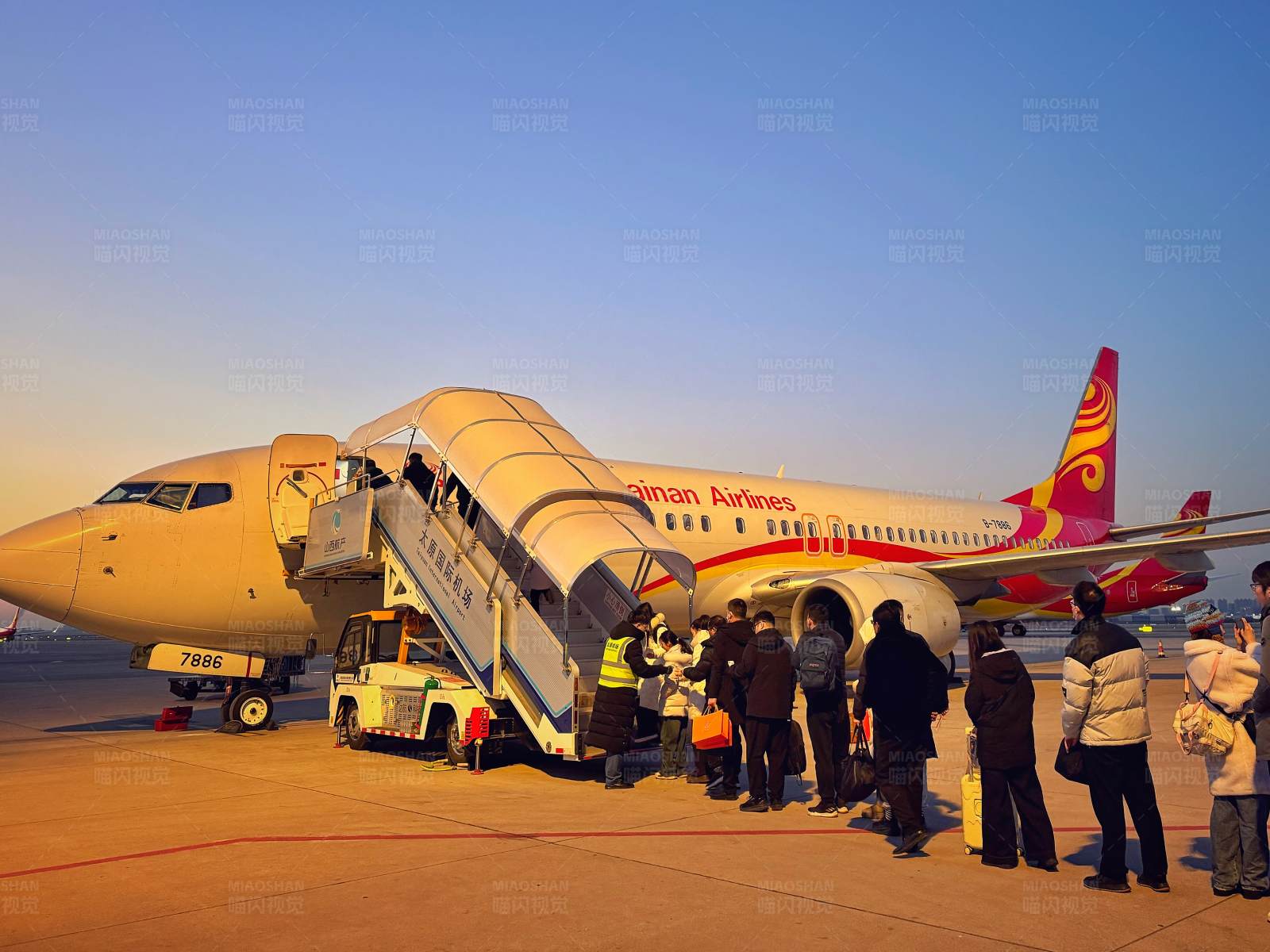 登机时刻 乘客排队上飞机图片
