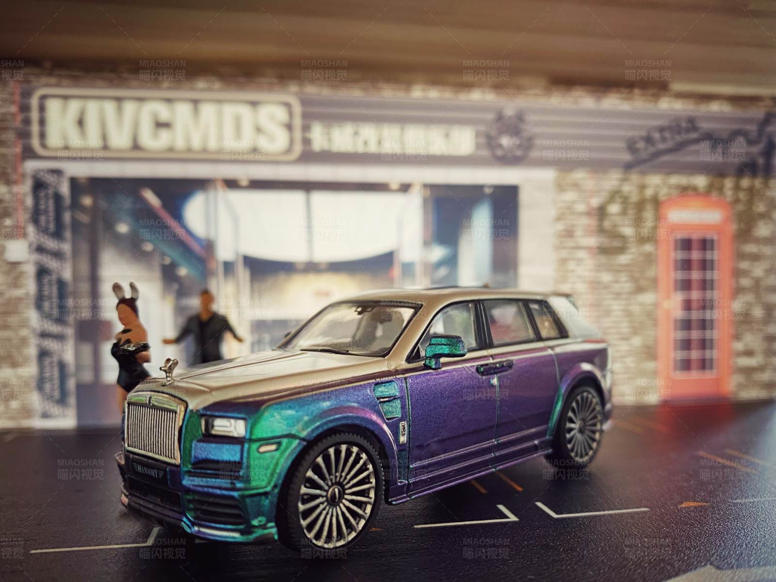 豪华车前的趣味摆拍图片