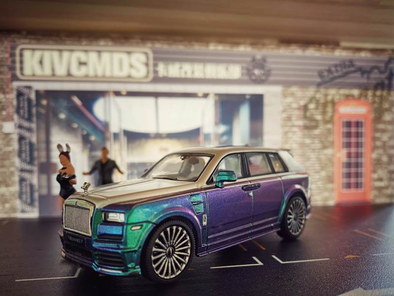 豪华车前的趣味摆拍图片