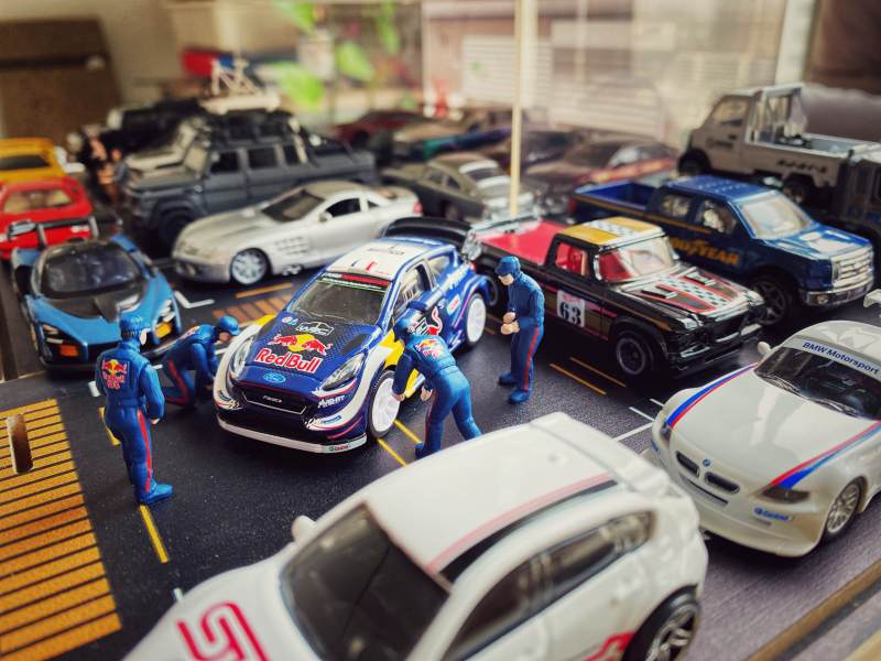 迷你赛车手与模型车图片