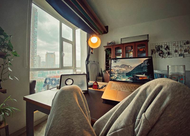 居家办公的温馨角落图片