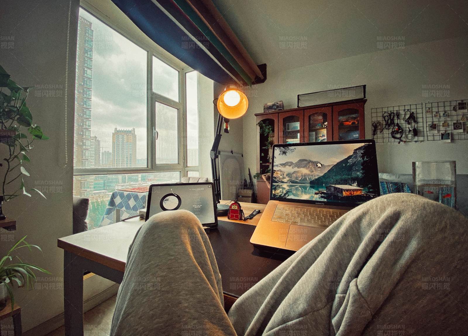 居家办公的温馨角落图片