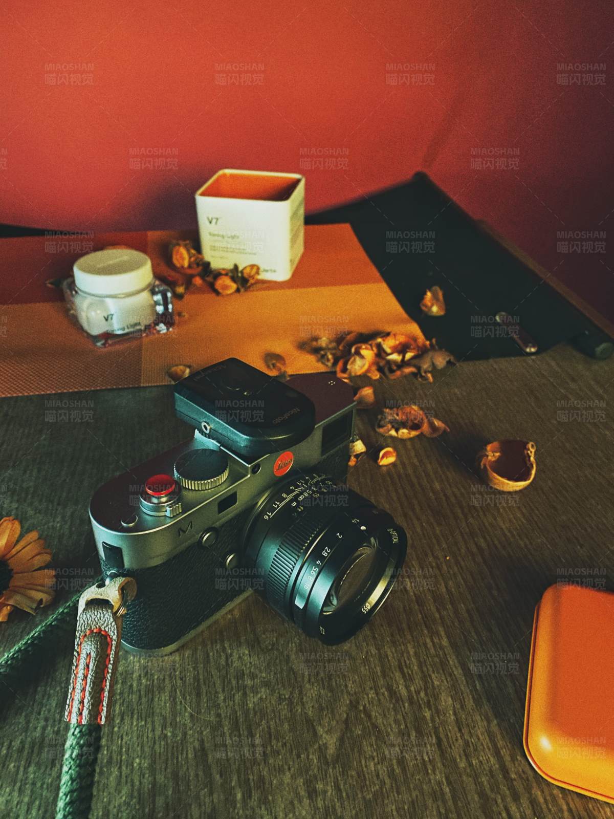 复古相机与秋日静物图片
