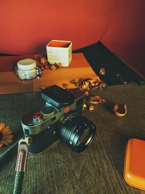复古相机与秋日静物图片
