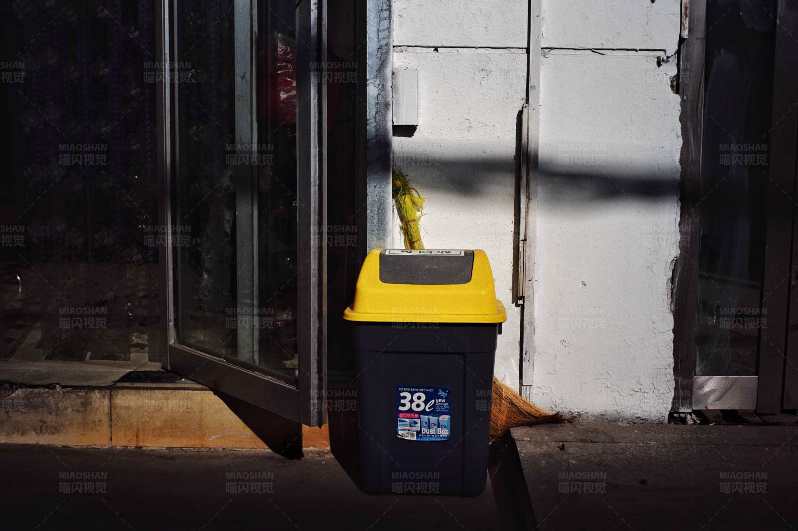 街头黄色盖子的垃圾桶图片