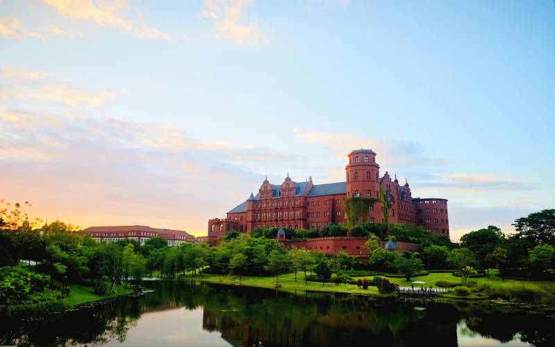 河畔古堡映晚霞图片