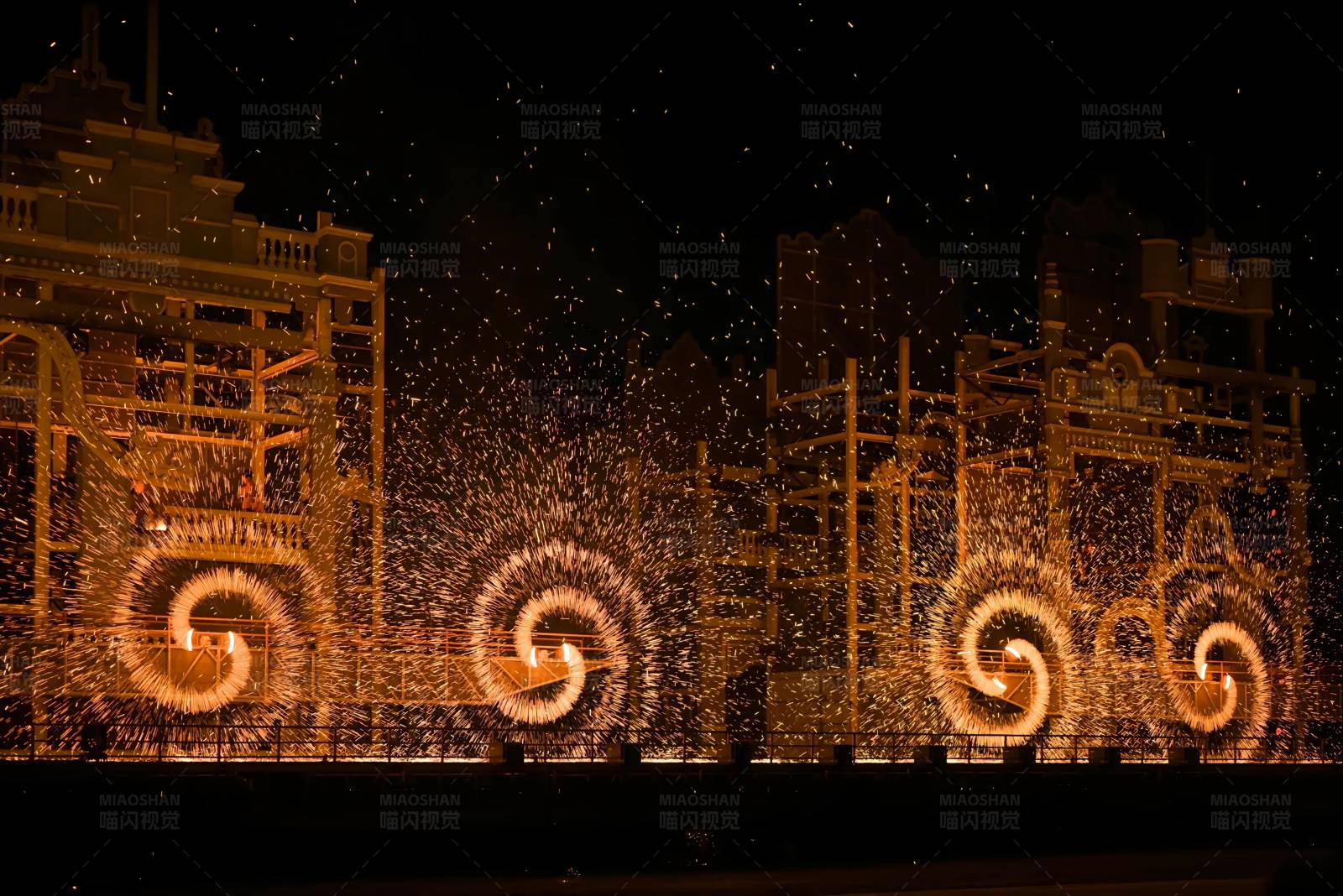 烟花绽放夜空图片